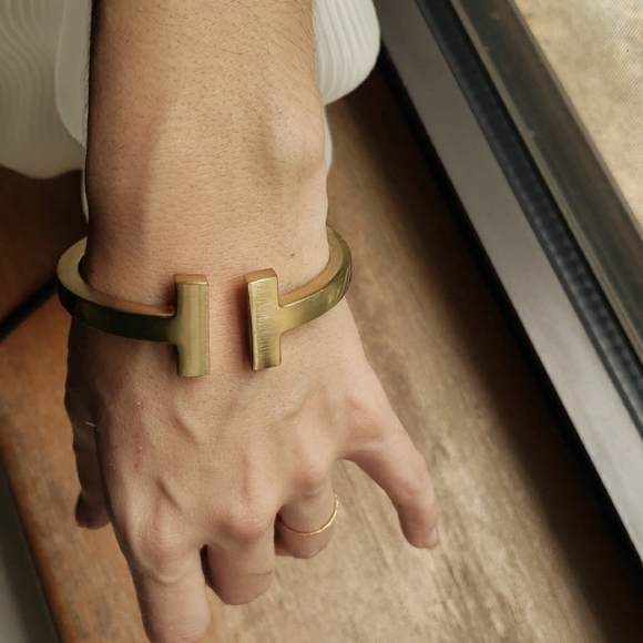 Gold look minimalist bracelet - Picture 2 of 3